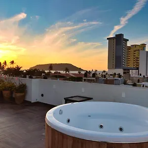 Amplio Departamento En Zona Dorada A 3 Cuadras De Playa - P304 , Mazatlán México